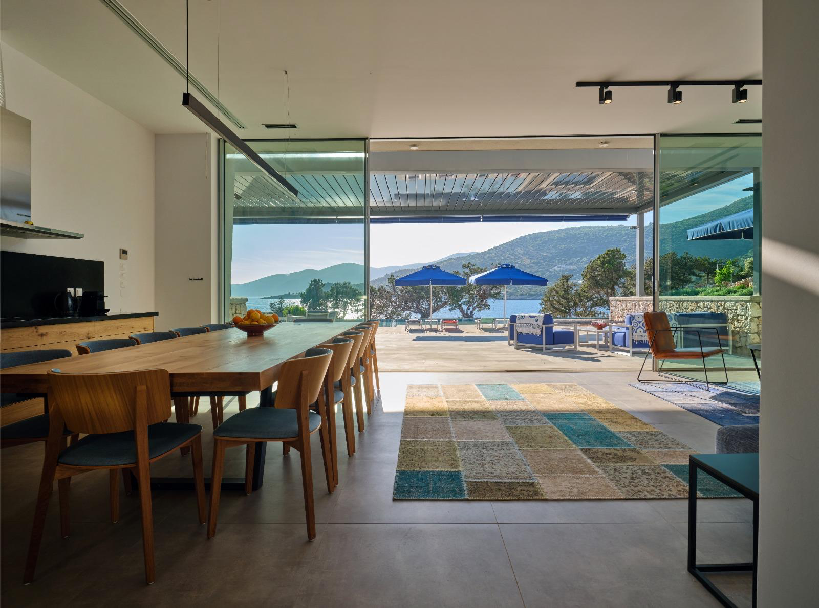 Open living space facing the sea